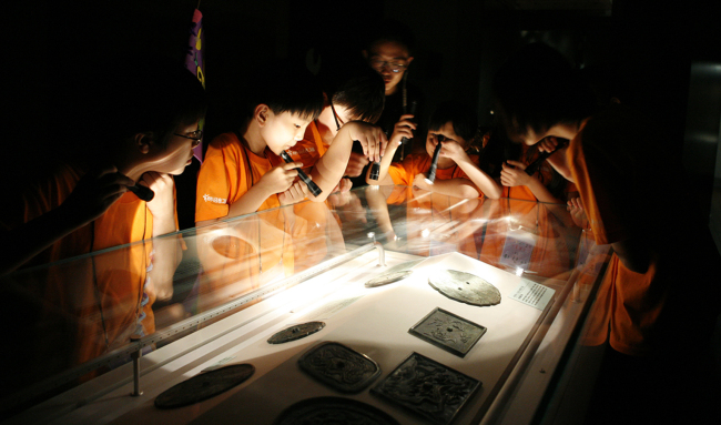 Children view exhibition displays while touring the National Museum of Korea during the program of one night and two days. (National Museum of Korea)