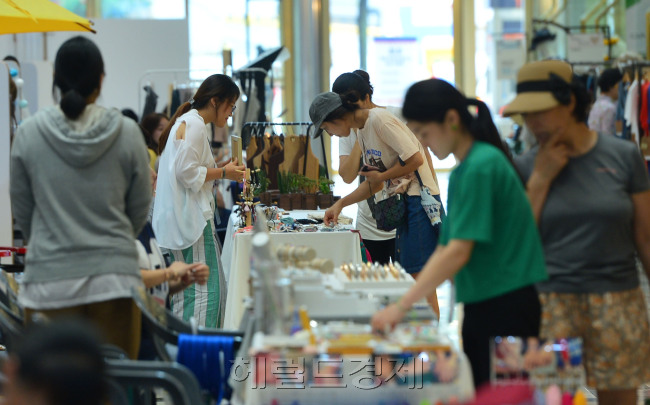 [사진 = 디자인 마켓을 찾은 여성 고객들. 사진=윤병찬 기자/yoon4698@heraldcorp.com]