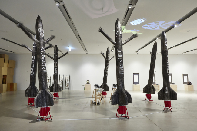혼합재료, 애드벌룬 7점 각 30×400㎝, 10분에 한번 30초씩 기립, 2016
[사진제공=서울시립미술관]