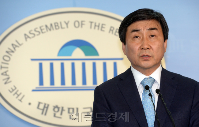 지난 7월 28일 오전 서울 여의도 국회 정론관에서 더불어민주당 이종걸 의원이 당 대표 출마를 선언하는 기자회견을 열고 있다./ 안훈 기자 rosedale@heraldcorp.com