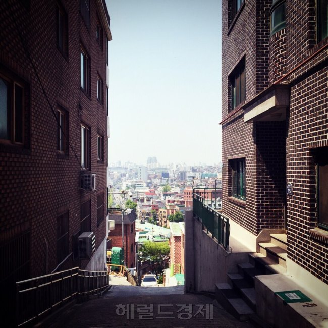 서울시가 리모델링지원형 장기안심주택 지원구역을 확대ㆍ지정했다. 주거취약계층의 주거 비용 절감과 전ㆍ월세시장 안정을 위한 전략 중 하나다. 사진은 용산구 해방촌 빌라밀집지역 모습.