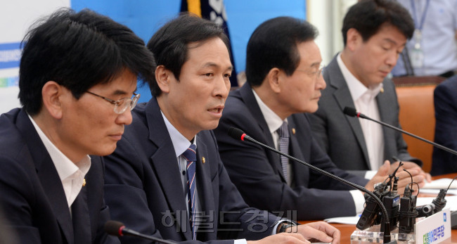 1일 오전 서울 여의도 국회에 열린 더불어민주당 원내대책회의에서 우상호 원내대표가 모두발언을 하고 있다./ 안훈 기자 rosedale@heraldcorp.com 2016.08.01
1일 오전 서울 여의도 국회에 열린 더불어민주당 원내대책회의에서 우상호 원내대표가 모두발언을 하고 있다./ 안훈 기자 rosedale@heraldcorp.com 2016.08.01