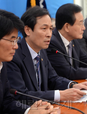1일 오전 서울 여의도 국회에 열린 더불어민주당 원내대책회의에서 우상호 원내대표가 모두발언을 하고 있다./ 안훈 기자 rosedale@heraldcorp.com