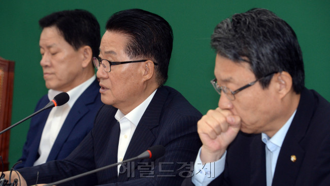 1일 오전 서울 여의도 국회에 열린 국민의당 비상대책위원회의에서 박지원 비상대책위원장이 모두발언을 하고 있다. / 안훈 기자 rosedale@heraldcorp.com 2016.08.01
1일 오전 서울 여의도 국회에 열린 국민의당 비상대책위원회의에서 박지원 비상대책위원장이 모두발언을 하고 있다. / 안훈 기자 rosedale@heraldcorp.com 2016.08.01