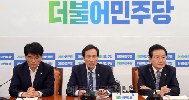 1일 오전 서울 여의도 국회에 열린 더불어민주당 원내대책회의에서 우상호 원내대표가 모두발언을 하고 있다./ 안훈 기자 rosedale@heraldcorp.com