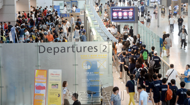출국자로 붐비는 인천국제공항. [박현구 기자/phko@heraldcorp.com]