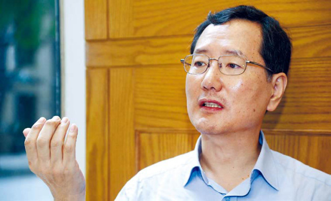 이민화 KAIST 교수는 누구
‘벤처대부’로 불리는 이민화 KAIST 교수(전자공
학 박사)는 KAIST 대학원 재학 중이던 1985년 의
료기기 회사 메디슨(현 삼성메디슨)을 설립해
2000년까지 운영했다. 벤처기업협회를 설립해 초
대 회장을 지냈으며, 현재도 명예회장으로 있다.
창조경제연구회를 설립, 창조경제의 이론적 기반
을 제공하고 있다. 이밖에도 한국디지털병원 수출
사업협동조합을 설립해 이사장을 역임했으며, 사
단법인 유라시안네트워크 이사장 등도 맡고 있다.