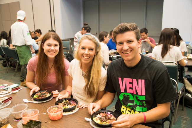 Locals try bibimbap, or Korean mixed rice, at a booth showcasing Korean cuisine at KCON 2016 in Los Angeles, California, from July 29-31. (CJ Group)