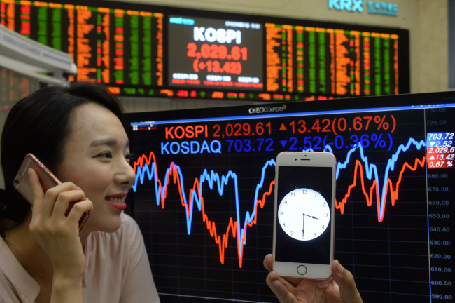 주식시장  거래시간 연장 첫날 16년 만에 거래시간이 30분 늘었지만 거래대금은 1%대 늘어나는데 그쳤다.