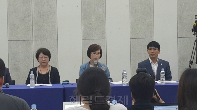 최경희 이화여대 총장(사진 가운데)이 1일 오후 서울 서대문구 이화여대 ECC 이삼봉홀에서 기자간담회를 열고 ‘미래라이프 대학’ 설립과 관련된 일련의 사태에 대한 입장을 발표하고 있다. 신동윤 기자/realbighead@heraldcorp.com