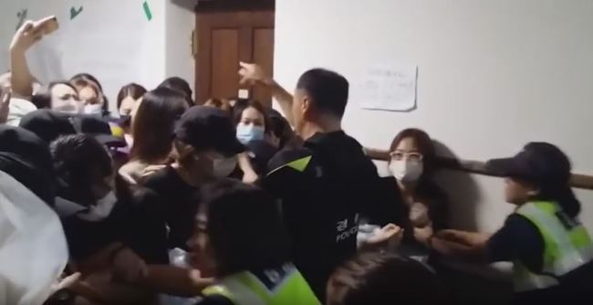 지난달 30일 재학생들의 이화여대 본관 점거 과정에서 감금된 교수 및 교직원 5명을 구출하기 위해 경찰 1600여명이 투입되는 과정에서 이를 저지하려는 학생들과 경찰간의 몸싸움이 발생하고 있다. [사진 출처=유튜브 캡쳐]
