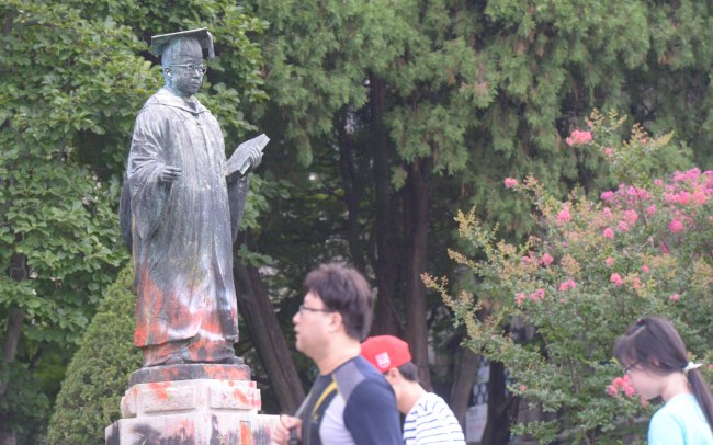 최경희 이화여대 총장이 평생교육 단과대학 설립 논란과 관련해 학생들의 의견을 적극적으로 수렴하겠다는 뜻을 밝힌 가운데 2일 이화여대 교정은 소강상태를 보이고 있다.<br />이화여대는 지난 1일 오후 서울 서대문구 이화여대 ECC이삼봉홀에서 기자회견을 열고 미래라이프 사업 논란에 대해 입을 열었다. <br />이날 최 총장은 “본교에서 발생한 사태가 원만히 해결되기를 바란다”며 “본관을 점거한 학생은 물론 모든 학생들과 지속적으로 대화를 시도하겠다”고 말했다. <br />이화여대 학생들은 정부가 진행 중인 평생교육 단과대학, 일명 ‘미래라이프대학’설립에 반대하며 엿새째 본관을 점거하고 있다. <br />이화여대 재학생과 졸업생들은 지난달 28일에 본관 소회의실에서 열릴 예정이었던 대학 평의원회를 저지했다. 학생들은 평의회 위원 5명을 본관에서 나가지 못하도록 막고 최 총장과의 만남을 요구했다. 하지만 최 총장은 총학생회를 통해 본관 밖에서 만날 것을 제안했고, 학생들은 이를 받아들이지 않았다. <br />이렇게 학교와 학생들이 대치하는 상황 속에서 지난달 30일 결국 경찰 1600명이 동원되는 사태가 벌어졌다. 5명의 위원들은 경찰들과 함께 본관을 빠져나온 후 이대목동병원으로 이송되
최경희 이화여대 총장이 평생교육 단과대학 설립 논란과 관련해 학생들의 의견을 적극적으로 수렴하겠다는 뜻을 밝힌 가운데 2일 이화여대 교정은 소강상태를 보이고 있다.
이화여대는 지난 1일 오후 서울 서대문구 이화여대 ECC이삼봉홀에서 기자회견을 열고 미래라이프 사업 논란에 대해 입을 열었다.
이날 최 총장은 “본교에서 발생한 사태가 원만히 해결되기를 바란다”며 “본관을 점거한 학생은 물론 모든 학생들과 지속적으로 대화를 시도하겠다”고 말했다.
이화여대 학생들은 정부가 진행 중인 평생교육 단과대학, 일명 ‘미래라이프대학’설립에 반대하며 엿새째 본관을 점거하고 있다.
이화여대 재학생과 졸업생들은 지난달 28일에 본관 소회의실에서 열릴 예정이었던 대학 평의원회를 저지했다. 학생들은 평의회 위원 5명을 본관에서 나가지 못하도록 막고 최 총장과의 만남을 요구했다. 하지만 최 총장은 총학생회를 통해 본관 밖에서 만날 것을 제안했고, 학생들은 이를 받아들이지 않았다.
이렇게 학교와 학생들이 대치하는 상황 속에서 지난달 30일 결국 경찰 1600명이 동원되는 사태가 벌어졌다. 5명의 위원들은 경찰들과 함께 본관을 빠져나온 후 이대목동병원으로 이송되