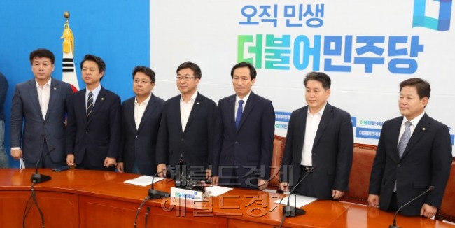 [사진설명=우상호 더불어민주당 원내대표를 비롯한 참석자들이 15일 오전 서울 여의도 국회에서 열린 사드대책위원회의에서 포토세션을 가지고 있다.박해묵 기자/mook@heraldcorp.com]