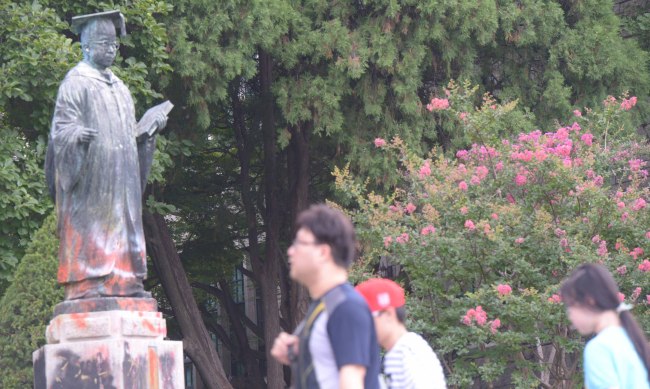최경희 이화여대 총장이 평생교육 단과대학 설립 논란과 관련해 학생들의 의견을 적극적으로 수렴하겠다는 뜻을 밝힌 가운데 2일 이화여대 교정은 소강상태를 보이고 있다.<br />이화여대는 지난 1일 오후 서울 서대문구 이화여대 ECC이삼봉홀에서 기자회견을 열고 미래라이프 사업 논란에 대해 입을 열었다. <br />이날 최 총장은 “본교에서 발생한 사태가 원만히 해결되기를 바란다”며 “본관을 점거한 학생은 물론 모든 학생들과 지속적으로 대화를 시도하겠다”고 말했다. <br />이화여대 학생들은 정부가 진행 중인 평생교육 단과대학, 일명 ‘미래라이프대학’설립에 반대하며 엿새째 본관을 점거하고 있다. <br />이화여대 재학생과 졸업생들은 지난달 28일에 본관 소회의실에서 열릴 예정이었던 대학 평의원회를 저지했다. 학생들은 평의회 위원 5명을 본관에서 나가지 못하도록 막고 최 총장과의 만남을 요구했다. 하지만 최 총장은 총학생회를 통해 본관 밖에서 만날 것을 제안했고, 학생들은 이를 받아들이지 않았다. <br />이렇게 학교와 학생들이 대치하는 상황 속에서 지난달 30일 결국 경찰 1600명이 동원되는 사태가 벌어졌다. 5명의 위원들은 경찰들과 함께 본관을 빠져나온 후 이대목동병원으로 이송되
최경희 이화여대 총장이 평생교육 단과대학 설립 논란과 관련해 학생들의 의견을 적극적으로 수렴하겠다는 뜻을 밝힌 가운데 2일 이화여대 교정은 소강상태를 보이고 있다.
이화여대는 지난 1일 오후 서울 서대문구 이화여대 ECC이삼봉홀에서 기자회견을 열고 미래라이프 사업 논란에 대해 입을 열었다.
이날 최 총장은 “본교에서 발생한 사태가 원만히 해결되기를 바란다”며 “본관을 점거한 학생은 물론 모든 학생들과 지속적으로 대화를 시도하겠다”고 말했다.
이화여대 학생들은 정부가 진행 중인 평생교육 단과대학, 일명 ‘미래라이프대학’설립에 반대하며 엿새째 본관을 점거하고 있다.
이화여대 재학생과 졸업생들은 지난달 28일에 본관 소회의실에서 열릴 예정이었던 대학 평의원회를 저지했다. 학생들은 평의회 위원 5명을 본관에서 나가지 못하도록 막고 최 총장과의 만남을 요구했다. 하지만 최 총장은 총학생회를 통해 본관 밖에서 만날 것을 제안했고, 학생들은 이를 받아들이지 않았다.
이렇게 학교와 학생들이 대치하는 상황 속에서 지난달 30일 결국 경찰 1600명이 동원되는 사태가 벌어졌다. 5명의 위원들은 경찰들과 함께 본관을 빠져나온 후 이대목동병원으로 이송되