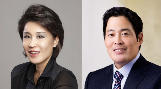 Chung Yoo-kyung (left) and Chung Yong-jin