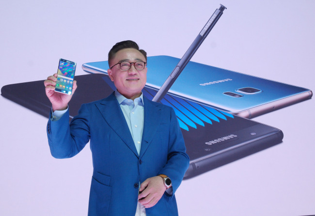 Koh Dong-jin, Samsung Electronics’ mobile communications business chief, introduces the firm’s new Galaxy Note 7 flagship large-sized smartphone in New York on Tuesday. (Samsung Electronics)