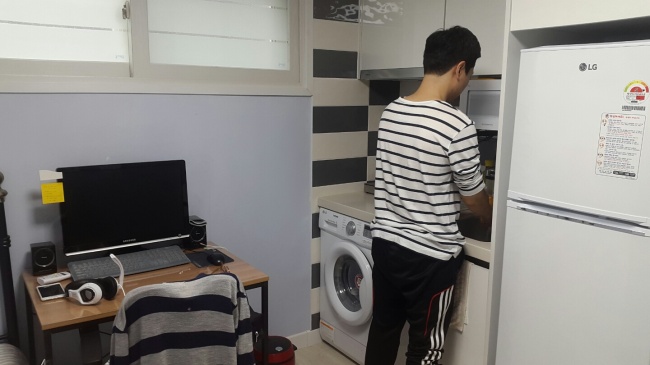 학원강사로 일하는 신정훈(28) 씨가 자신의 원룸에서 집안 정리를 하고 있다.