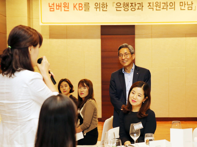 3년 임기의 반환점을 돈 윤종규 KB금융 회장 겸 은행장은 남은 임기동안 ‘고객 1등주의’ 가치를 내걸고 리딩뱅크 탈환에 나서고 있다.