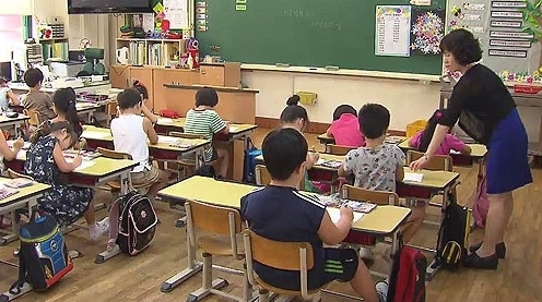 김영란법 시행을 앞두고 교단 역시 혼란에 빠진 모습이다. 학생들이 십시일반으로 돈을 모아 사는 선물이나 좋아하는 선생님을 위해 교탁에 올려놓은 선물 등도 부담이 될 수밖에 없는 상황이다.