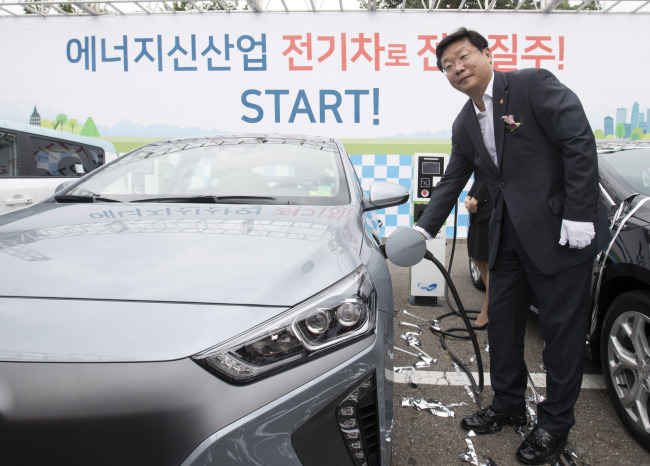 <YONHAP PHOTO-2804> 개방형 전기차 충전소 1호 착공식 (서울=연합뉴스) 윤동진 기자 = 주형환 산업통상자원부 장관이 2일 오후 서울 마포구 월드컵경기장 주차장에서 열린 '개방형 전기차 충전소 1호 착공식'에서 직접 충전을 해보고 있다. 시에 따르면 급속충전센터는 급속충전기 7기와 완속충전기 3기를 들인다. 24시간 운영되며 차량 10대를 동시에 충전할 수 있어 국내에서 가장 크다. 2016.8.2 mon@yna.co.kr/2016-08-02 16:09:25/ <저작권자 ⓒ 1980-2016 ㈜연합뉴스. 무단 전재 재배포 금지.>
<YONHAP PHOTO-2804> 개방형 전기차 충전소 1호 착공식 (서울=연합뉴스) 윤동진 기자 = 주형환 산업통상자원부 장관이 2일 오후 서울 마포구 월드컵경기장 주차장에서 열린 '개방형 전기차 충전소 1호 착공식'에서 직접 충전을 해보고 있다. 시에 따르면 급속충전센터는 급속충전기 7기와 완속충전기 3기를 들인다. 24시간 운영되며 차량 10대를 동시에 충전할 수 있어 국내에서 가장 크다. 2016.8.2 mon@yna.co.kr/2016-08-02 16:09:25/ <저작권자 ⓒ 1980-2016 ㈜연합뉴스. 무단 전재 재배포 금지.>