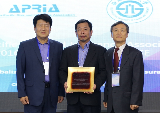 권욱진 미국 세인트존스대 석좌교수(가운데), 교보생명 김성한 전무(왼쪽), 이순재 APRIA 회장(세종대 교수)