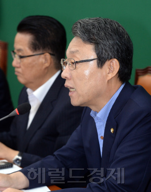 [사진설명=3일 오전 서울 여의도 국회에서 열린 국민의당 비상대책위원회의에서 김성식 정책위의장이 발언을 하고 있다.안훈 기자 rosedale@heraldcorp.com]