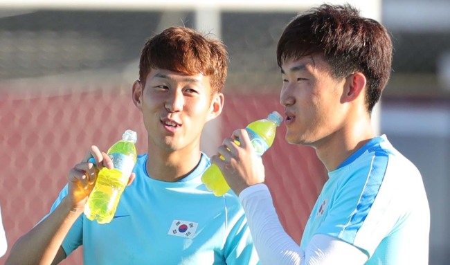 2016년 리우올림픽 남자축구 손흥민, 장현수가 2일 오후(현지시간) 브라질 살바도르 마노엘 바라다스(Barradao) 경기장에서 피지컬 셔킷 트레이닝을 마치고 갈증을 해소하고 있다. /2016.8. 2/ 살바도르=올림픽사진공동취재단 I/
올림픽 축구 대표팀의 손흥민(왼쪽)과 장현수. 리우=올림픽사진공동취재단