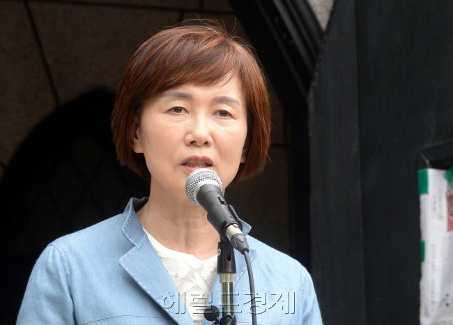 최경희 이화여대 총장이 3일 이화여대 본관을 방문해 본관을 점거하고 있는 재학생 및 졸업생과 면담을 시도했다. 면담에 앞서 최 총장이 입장을 발표하고 있다. 박현구 기자/phko@heraldcorp.com