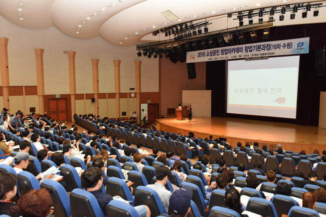 지난 7월 경기중기센터 경기홀에서 진행된 ‘경기도 소상공인 창업교육’에서 교육에 참가한 예비창업인 300여명이 소상공인 절세전략 강의를 듣고 있다.
지난 7월 경기중기센터 경기홀에서 진행된 ‘경기도 소상공인 창업교육’에서 교육에 참가한 예비창업인 300여명이 소상공인 절세전략 강의를 듣고 있다.