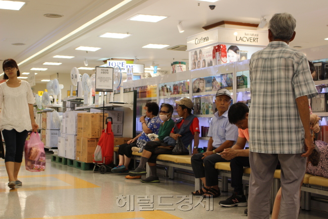 3일 찾은 전북 남원시 왕정동의 이마트에는 마트에 ‘놀러 나온’ 노인들이 적잖았다. 매일 오전 10시에 버스로 25분 떨어진 남원점에 온다는 정석영(83) 할아버지는 “집에서 할 일도 없고 무료해서 30리 길을 달려 마트에 온다”며 “아는 사람을 만나면 대화를 나누지만 보통은 사람 오가는 것을 지켜본다”고 말했다. 남원=박혜림 기자/rim@heraldcorp.com
