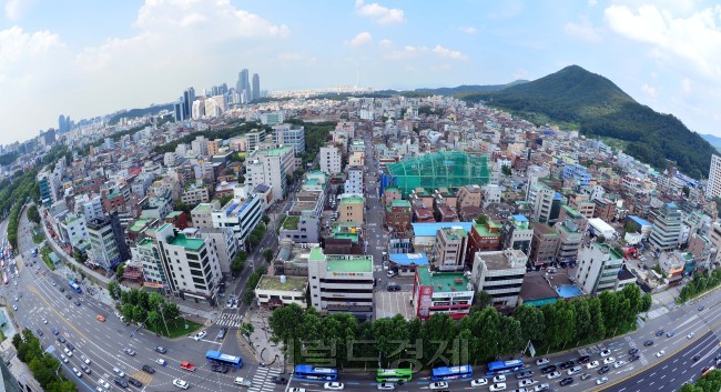 ‘지역특화혁신권역’인 양재2동의 언남길은 문화지구로 명소화하고, 양재근린공원은 스타트업 카페를 조성한다. 양재천변 미집행 유치원부지에는 ‘중소 R&CD 지원센터’ 건립을 추진한다. 강남대로 인접부지에는 상징 조형물, 전시장, 창업카페 등 특화가로를 조성한다. 3일 aT센터에서 강남대로와 양재2동을 내려다본 모습.  이상섭 기자/babtong@