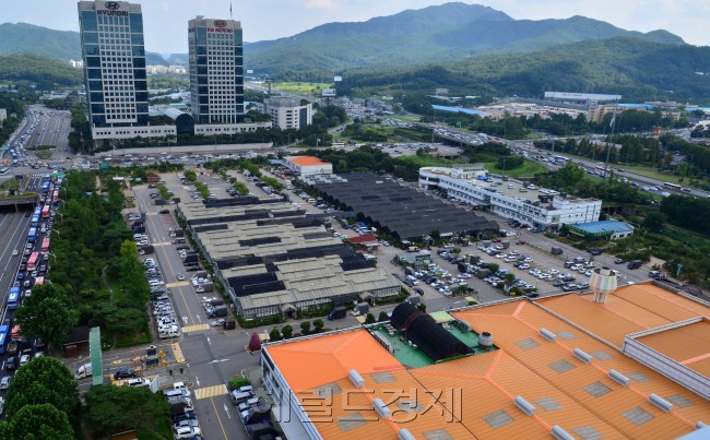 화훼공판장<사진>은 오피스와 전시컨벤션 등 복합개발이 추진된다. 화훼공판장 현대화 사업시 앵커시설인 벤처창업공간을 지으면 상한 용적률이 50% 완화된다. ［사진 =이상섭 기자/babtong@heraldcorp.com］