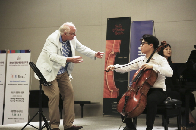 Cellist Hans Jorgen Jensen teaches a student during a master class session part of this year’s Pyeongchang Music Festival & School in Pyeongchang, Gangwon Province. (Pyeongchang Music Festival & School)