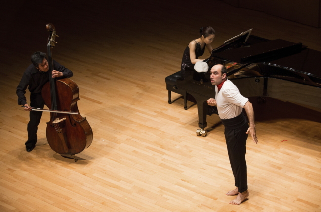 A performance features Michinori Bunya on the double bass, Fuyuka Kusa on the piano and mime artist Guerassim Dichliev during the Pyeongchang Music Festival & School’s “Distinguished Artists Series VI” on Tuesday night at the Alpensia Concert Hall. (Pyeongchang Music Festival & School)