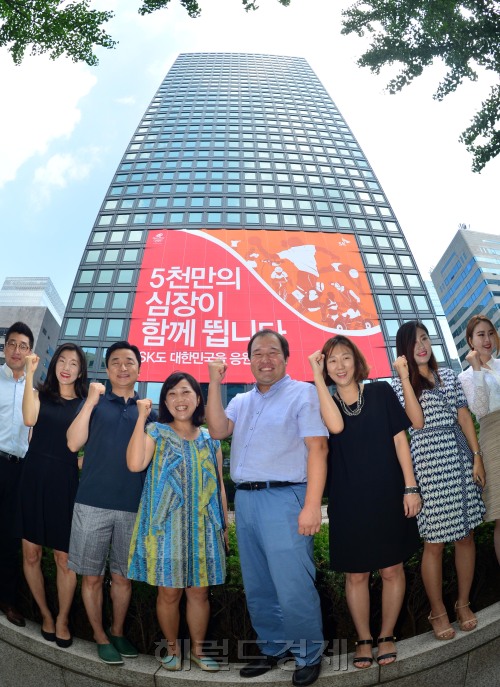 SK그룹이 리우 올림픽에 출전한 국가대표  선수단의 선전을 기원하기 위해 4일 서울 종로구 서린동 사옥에 ‘5천만의 심장이 함께 뜁니다.SK도 대한민국을 응원합니다’란 문구가 적힌 대형 현수막을 걸었다. 가로 32m, 세로 24.5m 크기의 현수막에는 핸드볼, 펜싱, 수영 등 SK가 지원하는 경기 종목과 육상, 양궁, 사이클, 역도 선수단의 경기 장면이 담겨있다. ▶관련기사 26면 이상섭 기자/@heraldcorp.com