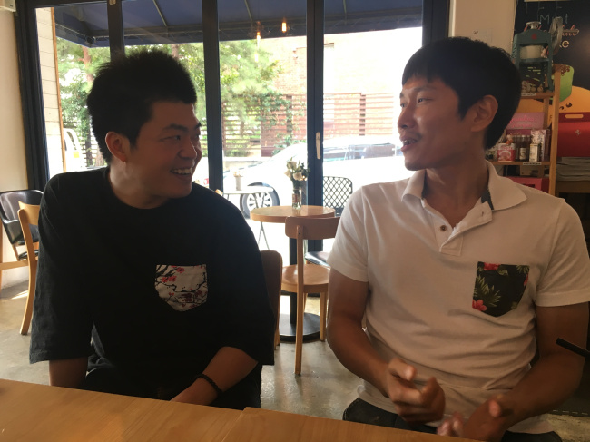 [사진= ‘부산행’에 군인 좀비 역할로 출연한 배우 백인권(왼쪽)과 김대현 씨. 이세진 기자/jinlee@heraldcorp.com]