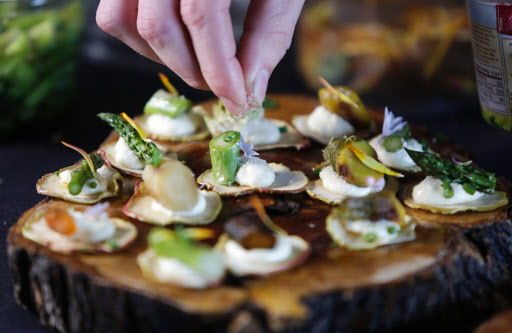 Assistant chef Michael Monteleone finishes vegetable tarts, made with medicated ricotta cheese during a networking mixer in Tacoma, Washington. (AFP-Yonhap)