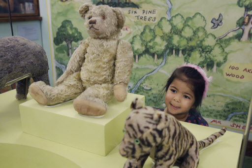 Juliet Pinsker, 3, looks some of the restored Winnie-the Pooh story characters at the main branch of the New York Public Library on Wednesday. (AP-Yonhap)