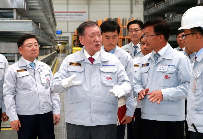 Hyundai Motor Group chairman Chung Mong-koo visits Kia Motors’ factory in Slovakia.