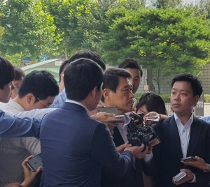 이군현 새누리당 의원이 지난 4일 검찰 출석을 앞두고 취재진의 질문에 답하고 있다.