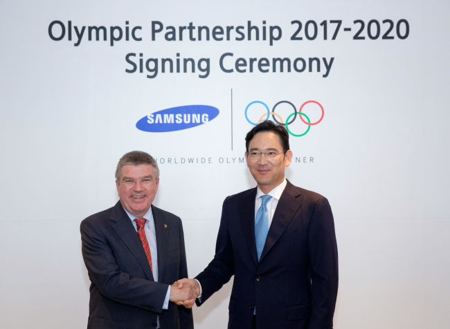 IOC와 이재용 삼성전자 부회장의 파트너십 체결 협약모습(왼쪽)과 삼성전자가 리우 올림픽을 맞아 출시한 갤럭시 S7 엣지 올림픽 에디션(가운데), 그리고 남미서 마케팅에 나선 기아차 리오.