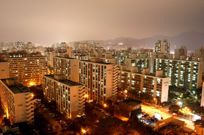서울 아파트 전세가격이 장기간 상승세를 마치고 보합을 기록했다. 하지만 현장에서는 역전세난이라는 표현에 우려를 표한다. 계절적 비수기와 인근 신도시 공급물량 증가로 인한 것으로 일시적인 현상에 그칠 것이라는 이야기가 들린다.