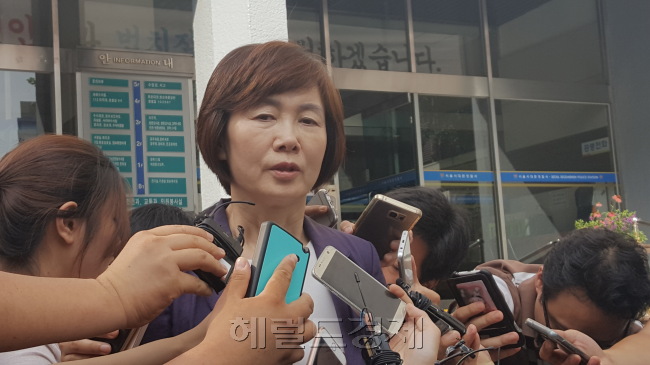 이화여대 최경희 총장이 5일 서울 서대문경찰서를 방문, 탄원서를 제출한 후 기자들의 질문을 받고 있다. 탄원서에는 대학 본관에서 점거농성 과정에서 교수와 교직원을 감금한 혐의를 받는 학생들을 처벌하지 말아 달라는 내용이 담겨 있다.
최 총장은 “지금 우리학교 사태와 관련된 모든 것에 대해서 포용하고, 관련된 모든 부분에 대해서 선처를 부탁드린다는 탄원서 제출했다”고 했다. 그는 (학생들의) 사퇴 요구에 대해 어떻게 생각하느냐는 질문에 “지금은 빨리 학교를 안정화하고, 화합하는게 우선이라 그 문제는 바로 결정할 것이 아니다”고 했다. 구민정 기자/korean.gu@heraldcorp.com