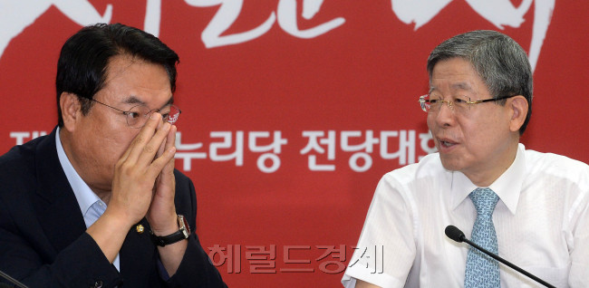 5일 오전 서울 새누리당 여의도 당사에서 열린 혁신비상대책위원회의에서 김희옥(오른쪽) 혁신비상대책위원장과 정진석 원내대표가 이야기를 나누고  있다./ 안훈 기자 rosedale@heraldcorp.com