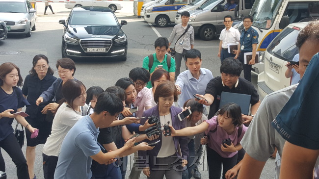 최경희 이화여대 총장이 5일 오전 9시 20분께 학교 본관을 점거했던 학생들과 직원들의 처벌을 원치 않는다는 내용의 탄원서를 제출하기 위해 서울 서대문경찰서로 들어서고 있다. 구민정 기자/korean.gu@heraldcorp.com