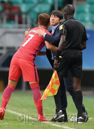 4일 오후(현지시간) 브라질 사우바도르 폰치노바 아레나에서 열린 2016리우올림픽 남자축구 조별리그 C조 1차전 한국과 피지의 경기에서 대한민국의 손흥민(7번)이 페널티킥을 성공 시킨뒤 세리머니를 하고 있다.  사우바도르=올림픽사진공동취재단
사우바도르=박해묵 기자/mook@heraldcorp.com