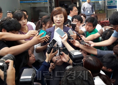 [사진설명= 최경희 이화여대 총장이 6일 오전 서울 서대문경찰서에 본관 점거 농성중인 학생들의 사법처리를 원치 않는다는 내용의 탄원서를 제출했다. 원호연 기자/why37@heraldcorp.com]