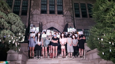 [사진설명= 이화여대 재학생 및 졸업생들이 학내 분규 사태의 책임을 지고 최경희 총장이 물러나야 한다고 시위를 벌이고 있다. 신동윤 기자/realbighead@heraldcorp.com]