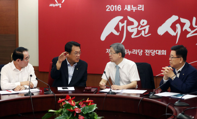 Saenuri Party leadership discuss the THAAD missile system during their morning meeting at the party’s headquarters in Seoul, Friday. Yonhap