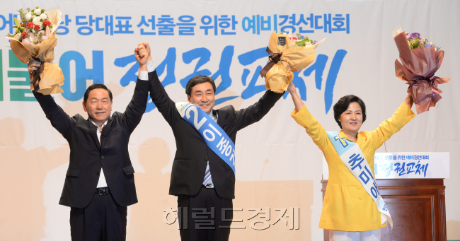 [더불어민주당 대표선출을 위한 예비경선대회가 열린 5일 오후 서울 여의도 국회 의원회관에서 최종 후보로 당선된 3인이 손을 맞잡은 채 들어올리고 있다. 오른쪽부터 추미애, 이종걸, 김상곤/사진=안훈 기자 rosedale@heraldcorp.com]